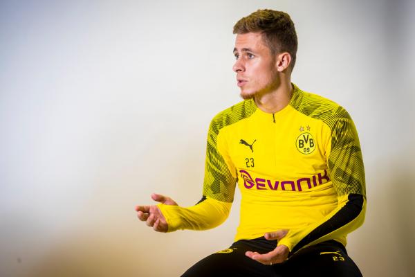 Thorgan Hazard บ่นอุบตารางแข่งขันแน่นเกินไป
