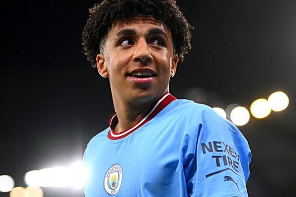 แมนซิตี้เปิดการเจรจาสัญญา Rico Lewis